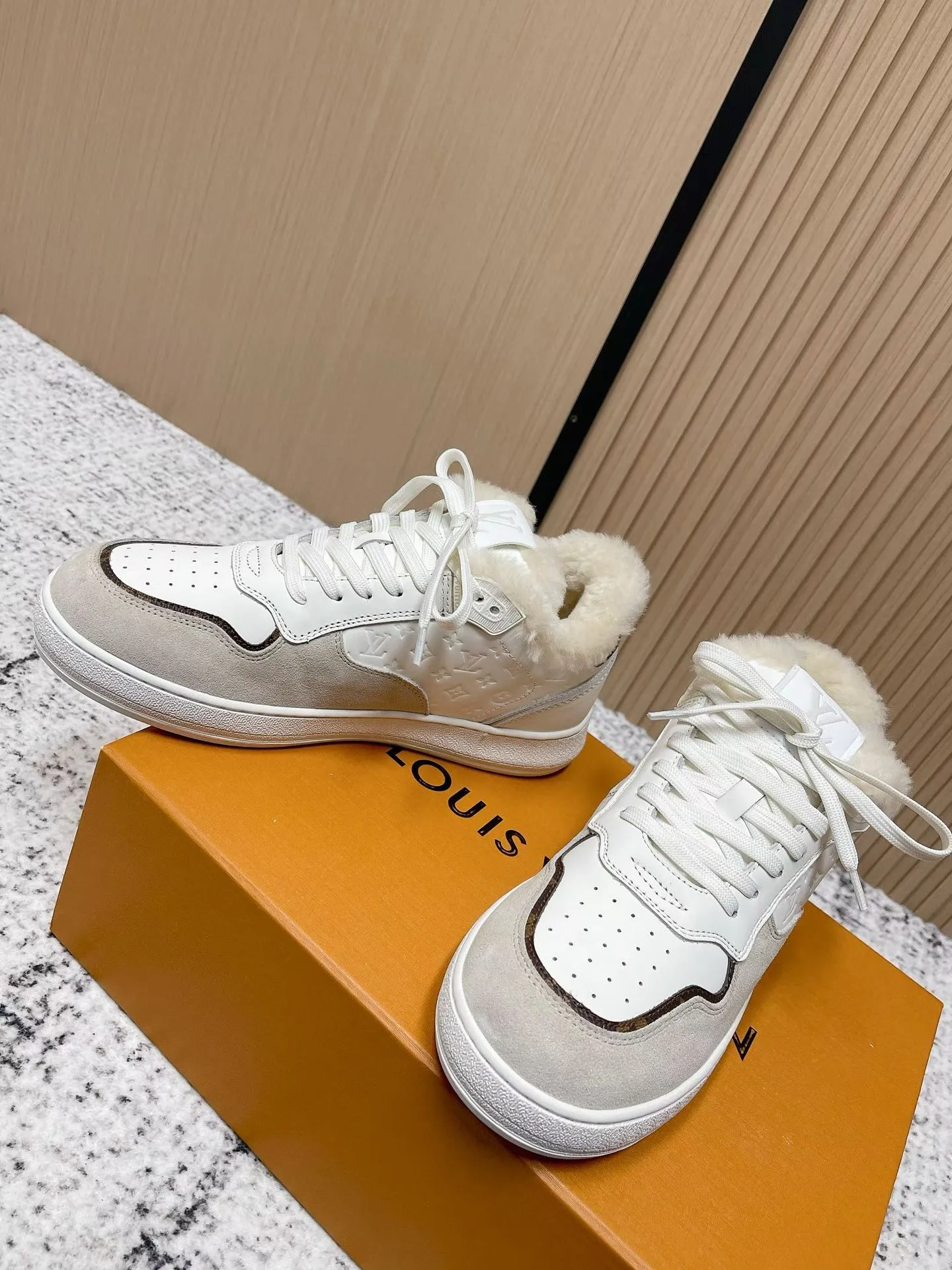 Men's shoes pP700! Top version Louis Vuiton Louis Vuitton sneakers casual shoes wool style‼ ️ LV Trainer sneakers are a classic idea inspired by retro basketball shoes by designer Virgil Abloh. This time, they are spliced ​​with smooth cow leather and Monogram embossed grained cow leather, and are embellished with Monogram flowers on the rubber outsole, reflecting a striking jump in one color! Fabric: Original imported first-layer cowhide Lining: Warm wool lining Bottom thickness: about 3cm Size: 35-41